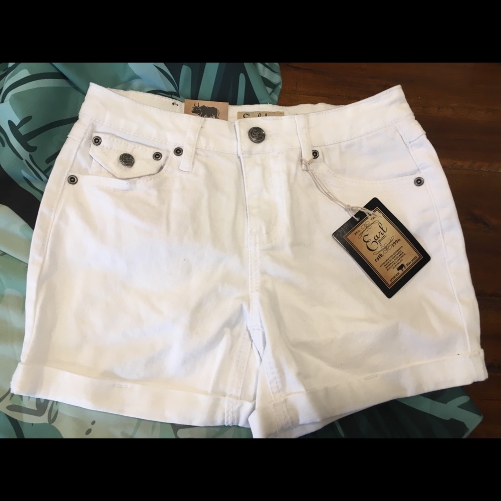 Traded❌ Earl jean white shorts